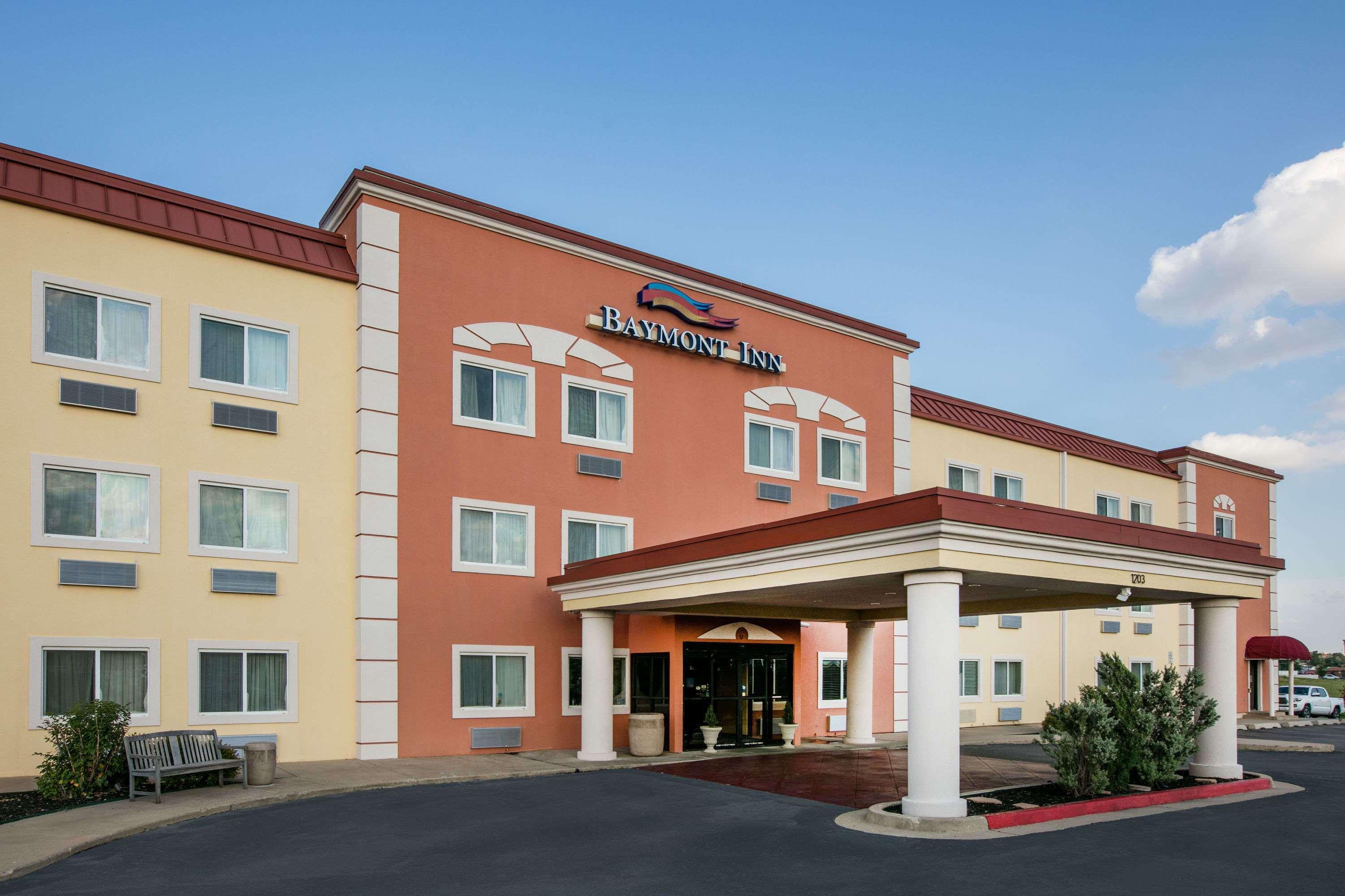 Baymont By Wyndham Lawton Hotel Bagian luar foto